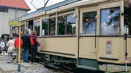 Ein Wagen der Linie 96 steht seit Juni wieder an seiner früheren Endhaltestelle an der Schleuse.