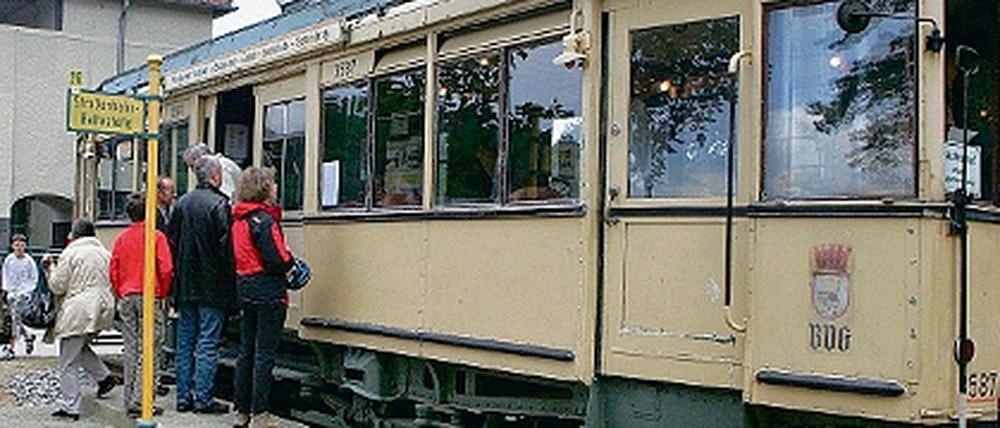 Ein Wagen der Linie 96 steht seit Juni wieder an seiner früheren Endhaltestelle an der Schleuse.