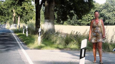 Warten auf Kundschaft. Eine Prostituierte an der B 5 bei Müncheberg.