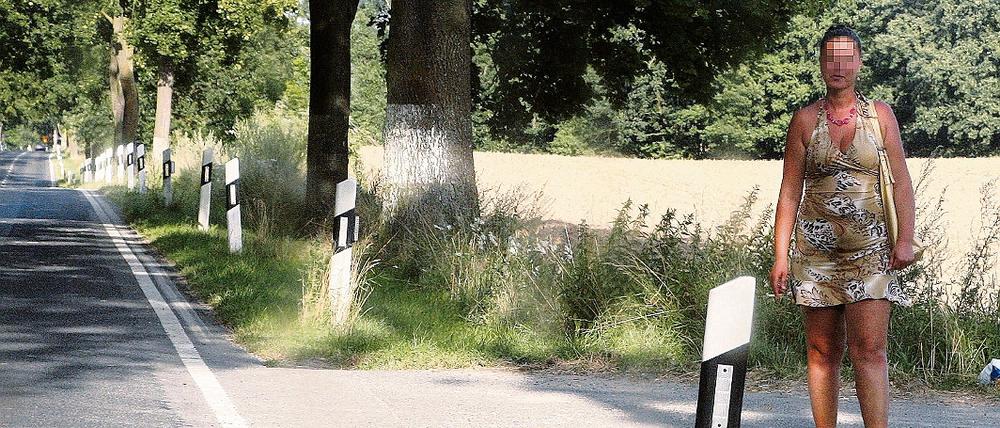 Warten auf Kundschaft. Eine Prostituierte an der B 5 bei Müncheberg.