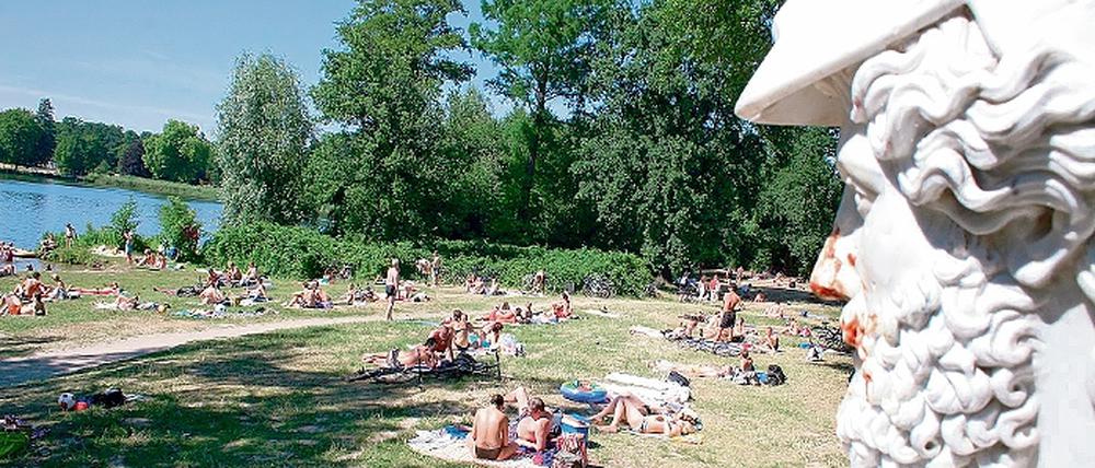 Volles Bad. Bei heißem Wetter kommen viele Potsdamer auf die Idee, sich an einen der vielen Seen zu legen, wie hier an den Heiligen See.