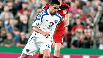 Nun Babelsberger. Stürmer Erkan Kilicaslan (vorn) im DFB-Pokal-Duell mit Leverkusens Stefan Reinartz.