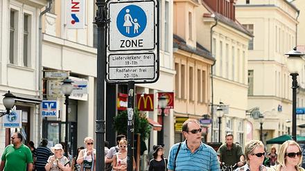 Klar gereglt. Bis 10 Uhr dürfen Fahrräder, bis 11 Uhr Lieferfahrzeuge fahren  ansonsten haben Fußgänger Vorfahrt.