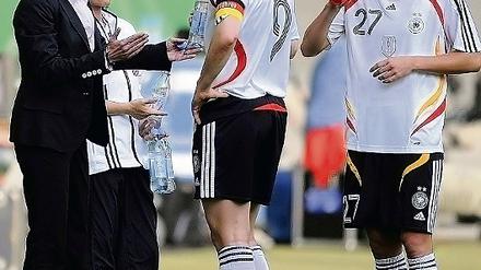 Letzter Test vor der EM. Silvia Neid und ihre Spielerinnen  hier Birgit Prinz (Frankfurt) und Bianca Schmidt (Potsdam/v. l.)  werden heute gegen Russland beobachtet.