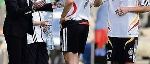 Letzter Test vor der EM. Silvia Neid und ihre Spielerinnen  hier Birgit Prinz (Frankfurt) und Bianca Schmidt (Potsdam/v. l.)  werden heute gegen Russland beobachtet.