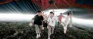 Die riesigen Bahnen des größten Zirkuszeltes der Welt werden mit Schwung in Stellung gebracht.