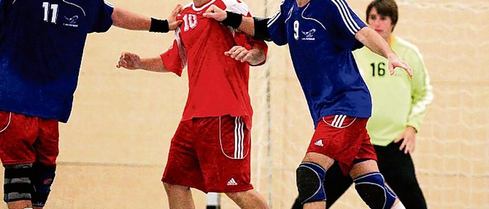 Potsdamer unter sich. Eric Kleiner, der am Donnerstag aushilfsweise für Ludwigsfelde agierende Alexander Kübler und Alexander Urban (von links) beim Testspiel des VfL am Donnerstagabend. Heute wird der Zweitligist stärker gefordert werden.