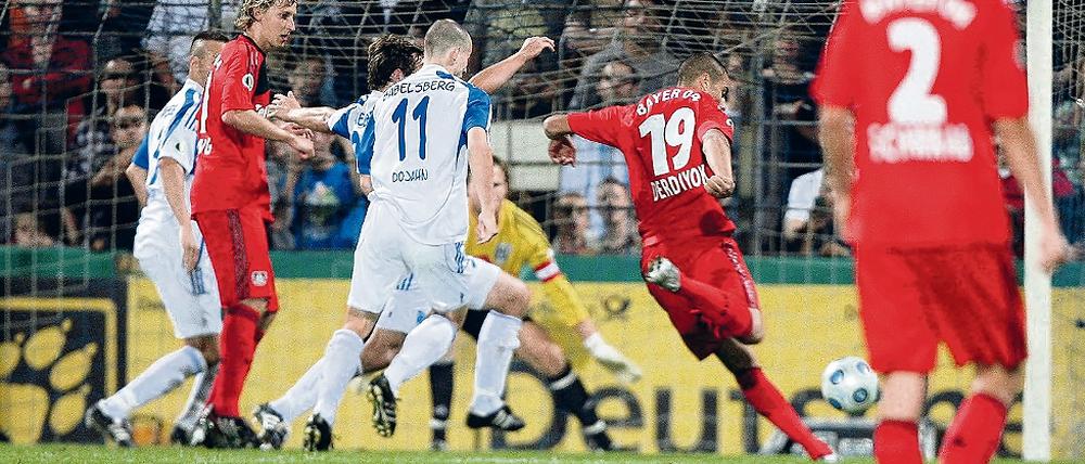 Die Entscheidung in Babelsberg (oben): Eren Derdiyok (2. v. r.) zieht ab, Ronny Surma, Björn Laars, Felix Dojahn (in weiß-blau) können nicht eingreifen, Torwart Marian Unger ist machtlos, Bayer-Stürmer Stefan Kießling (2. v. l.) guckt zu. Ex-Nationaltrainer Rudi Völler trat im Karl-Liebknecht-Stadion vor die Kameras des Bezahl-Fernsehsenders Sky (unten links), ehe Sven Hartwig u. a. gegen Leverkusens Manuel Friedrich und Sami Hyypiä (daneben von rechts) kickte. SVB-Mannschaftleiter Marcus Petsch hat eine neue Methode, Wechselspieler  hier Stefan Kutschke  zum Einsatz zu rufen. Ganz rechts tröstet Turbine Potsdams Coach Bernd Schröder (l.) seinen Nulldrei-Kollegen Dietmar Demuth.