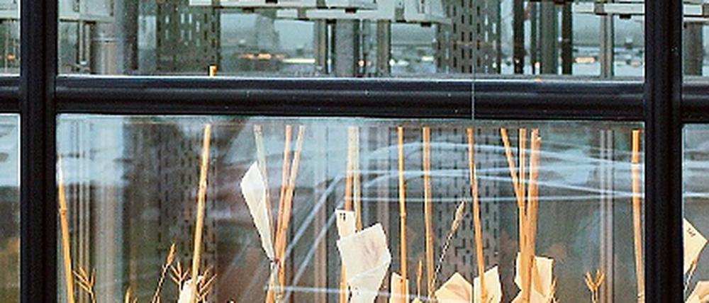 Hinter Glas und unter Lampen. Nicht immer ist zu erkennen, mit was sich Wissenschaftler und Forscher an den Instituten beschäftigen. Die erste Radtour ist die FuTour.