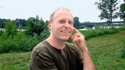 Lösungen möchte der Berliner Bildhauer Albrecht Klink darstellen. Felix Krone an der Baumgartenbrücke ist eine davon. Er entsteht aus dem mächtigen Stamm einer kranken Eiche.