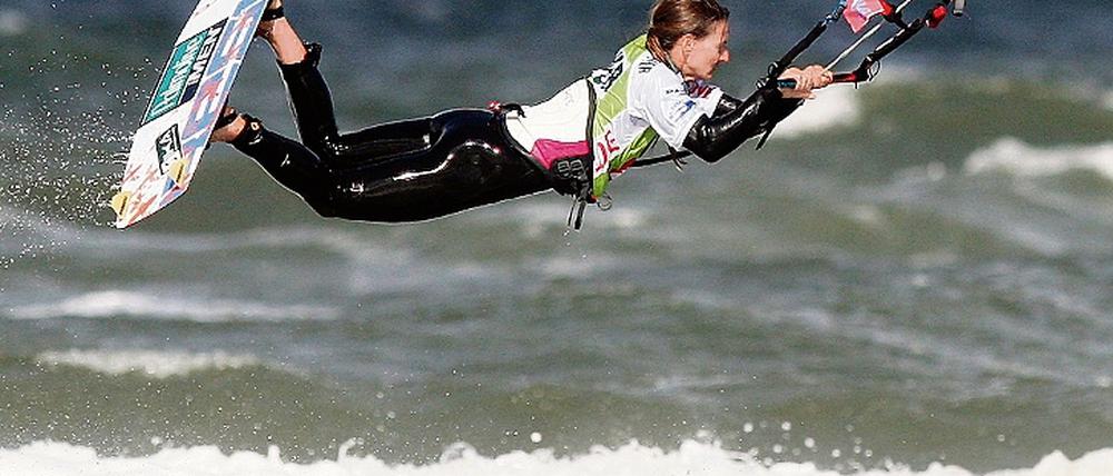 Über den Wellen. Kitesurferin Kristin Boese beim Freestyle vor St. Peter-Ording.
