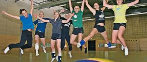 Hurra, es geht los. Potsdams Volleyballerinnen Annia Zülow, Ramona Stucki, Susanne Langer, Sandra Landvoigt, Alina Fröhlich, Kristina Schlechter und Charlene Spieß (v. l.) gestern in der Ballspielhalle Luftschiffhafen vorm ersten Training für die Erstliga-Saison.