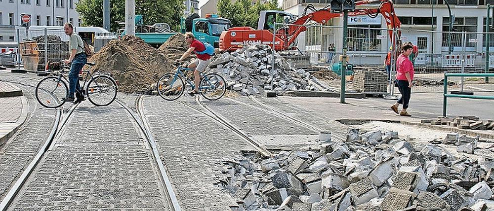 Aufgerissene Gleisanlagen und Straßen zwischen Pölatz der Einheit und Hauptbahnhof. Bis Ende August soll alles fertig sein. Dazu wird der Straßenbahnverkehr in der zweiten Augusthälfte eingestellt.