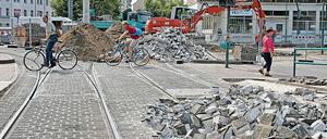 Aufgerissene Gleisanlagen und Straßen zwischen Pölatz der Einheit und Hauptbahnhof. Bis Ende August soll alles fertig sein. Dazu wird der Straßenbahnverkehr in der zweiten Augusthälfte eingestellt.