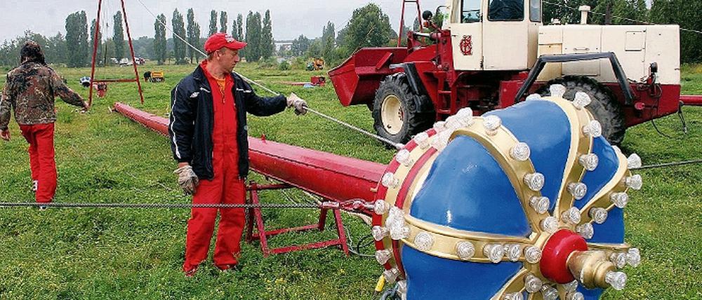 Schwieriger Aufbau. Der Platz ist nicht der beste für einen Zirkus. Aber am Donnerstag um 15.30 Uhr soll alles fertig sein. Dann heißt es in Potsdam nach vier Jahren erstmalig wieder: Manege frei für den Zirkus Krone.