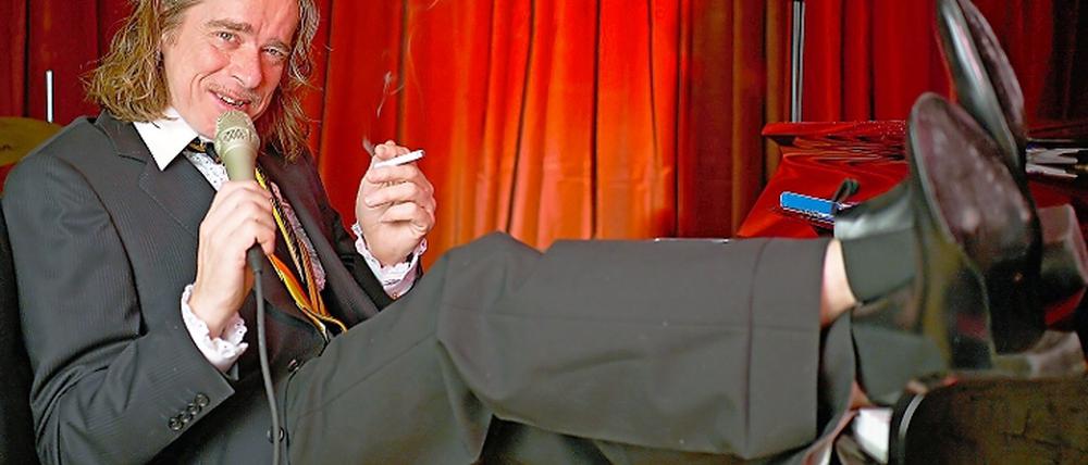 Entertainer der Gemütlichkeit. Helge Schneider mit Pausenbrot an seinem Arbeitsplatz.