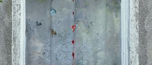 Kinderbilder. Die Eltern schotteten sich und ihre Kinder weitgehend vor der Nachbarschaft ab  eine Tochter, die 11-jährige, versteckten sie über Jahre hinweg ganz in ihrem Haus in Lübbenow. Davon, dass dort Kinder lebten zeugen dieser Tage nur die Bilder im Fenster, denn die Familie wurden auswärts untergebracht  zum Schutz der beiden anderen Kinder, die noch in der Familie leben. Das weggesperrte Mädchen wurde in einer Klinik in Eberswalde untergebracht. Warum die Eltern das Kind versteckten und was sie mit ihm taten, das versuchen Staatsanwälte, Therapeuten und Ämter nun zu ergründen; ebenso wie das offensichtliche Versagen staatlicher wie gesellschaftlicher Mechanismen.