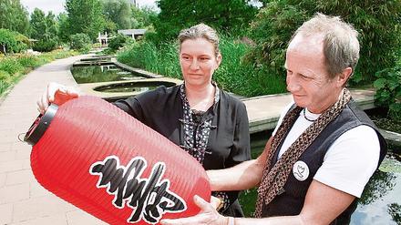 Anette Mertens und Jörg Naethe bereiten das asiatische Kulturfest vor.