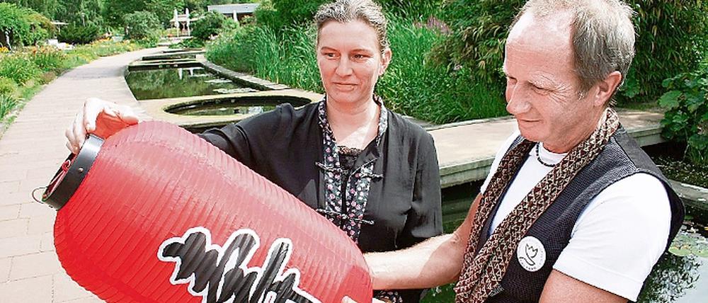 Anette Mertens und Jörg Naethe bereiten das asiatische Kulturfest vor.