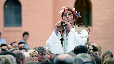 Mittendrin. Tobias Müller-Kopp als Papageno hielt es nicht auf der Bühne, er mischte sich auch unter die Zuschauer.