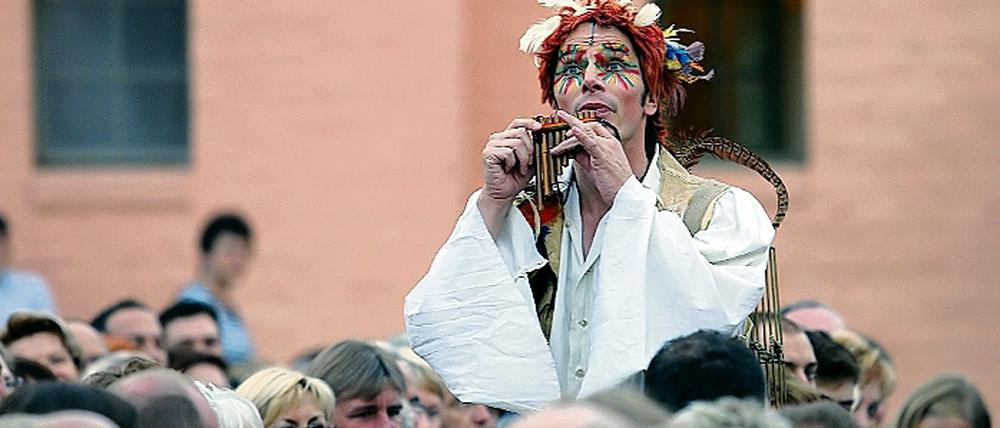 Mittendrin. Tobias Müller-Kopp als Papageno hielt es nicht auf der Bühne, er mischte sich auch unter die Zuschauer.