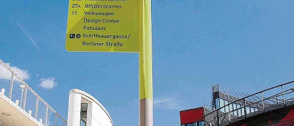 Schilder geben die Richtung vor. Zumindest zu den entsprechenden Gebäuden. Doch wer Leben in der Schiffbauergasse sucht, dem helfen die Hinweisschilder nicht weiter.