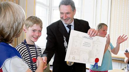 Stadtrecht für die Kinderstadt am Schlaatz. Potsdamer Oberbürgermeister hat den Bauherren der Stadt gestern das Stadtrecht verliehen  befristet.