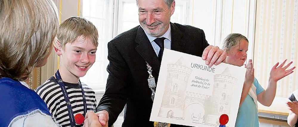 Stadtrecht für die Kinderstadt am Schlaatz. Potsdamer Oberbürgermeister hat den Bauherren der Stadt gestern das Stadtrecht verliehen  befristet.