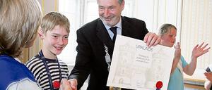 Stadtrecht für die Kinderstadt am Schlaatz. Potsdamer Oberbürgermeister hat den Bauherren der Stadt gestern das Stadtrecht verliehen  befristet.