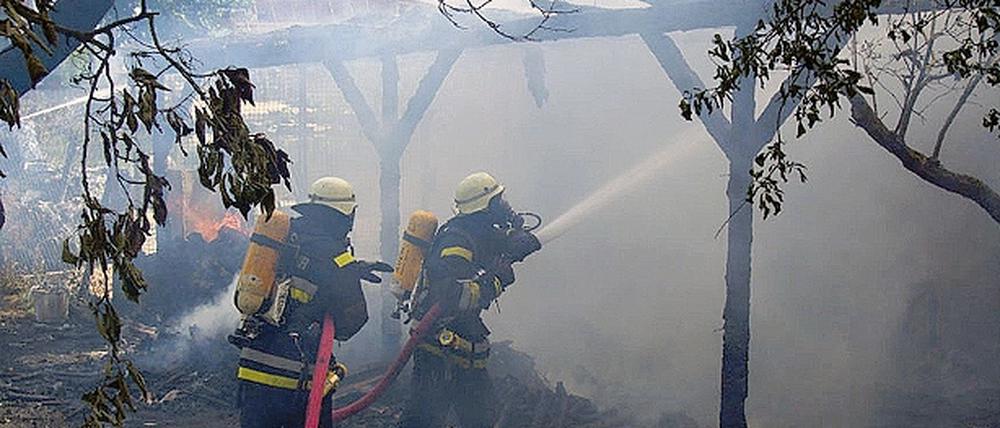 Mit einem Großaufgebot rückte die Feuerwehr gegen die Flammen an (links). Schnell griff das Feuer vom Carport auf den Dachstuhl des Einfamilienhauses über. Gestern bot sich ein Bild der Verwüstung (rechts).