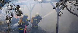 Mit einem Großaufgebot rückte die Feuerwehr gegen die Flammen an (links). Schnell griff das Feuer vom Carport auf den Dachstuhl des Einfamilienhauses über. Gestern bot sich ein Bild der Verwüstung (rechts).