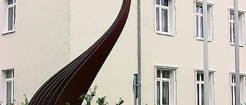 Streckt sich acht Meter in die Höhe Christian Roehls Skulptur Aufrecht 89 (links) vor dem Stahnsdorfer Rathaus in der Annastraße. 20 Jahre nach seiner Arbeit an dem stählernen Kunstwerk wurde Roehl (rechts) jetzt dafür bezahlt.