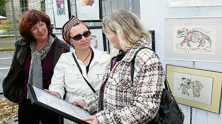 Im Dialog: Ob die Metallskulptur von Thomas Otto, die Cupferphantasie von Burckhard Freihoff (links oben) oder die Bilder von Irina Moiseeva  alle fanden aufmerksame Betrachter.