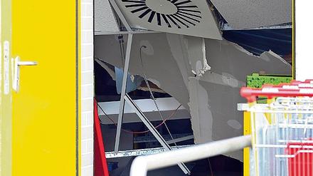 Chaos. Der Blick durch den Personaleingang zeigt, dass abgestürzte Balken, Platten und Strebungen den Innenraum des Marktes füllen. Der Filialleiter überlebte dennoch unverletzt.