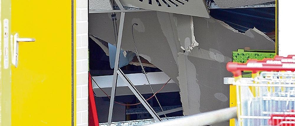 Chaos. Der Blick durch den Personaleingang zeigt, dass abgestürzte Balken, Platten und Strebungen den Innenraum des Marktes füllen. Der Filialleiter überlebte dennoch unverletzt.