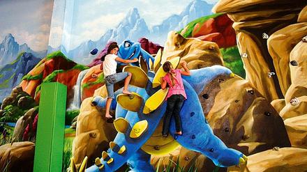Kletterwand im neuen Dinoschungel Am Kiewitt. Ab Montag ist der Indoor-Spielplatz geöffnet. Die Wände und Fassaden der ehemaligen Kaufhalle sind von der Firma Art.efx gestaltet worden.