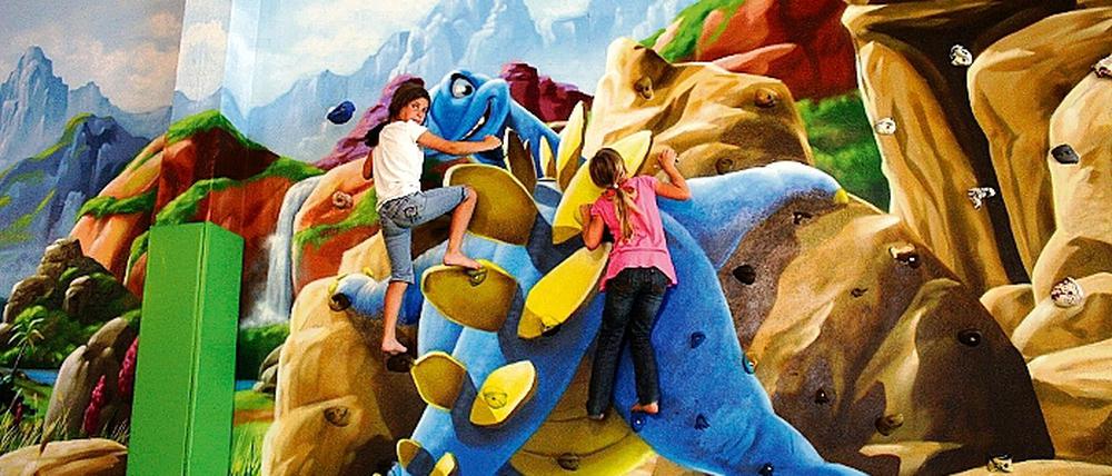 Kletterwand im neuen Dinoschungel Am Kiewitt. Ab Montag ist der Indoor-Spielplatz geöffnet. Die Wände und Fassaden der ehemaligen Kaufhalle sind von der Firma Art.efx gestaltet worden.