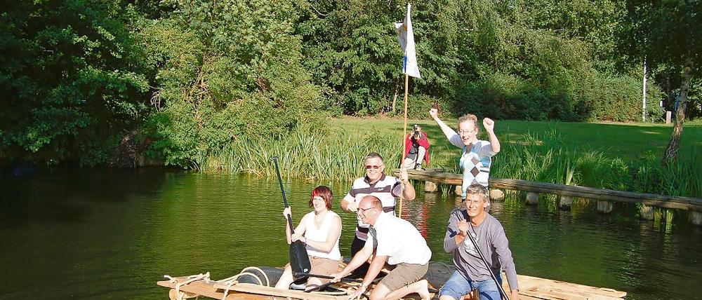 Es schwimmt. Nach nicht mal einer Stunde haben die Hobby-Floßbauer Bretter und Reifen so verbunden, dass ihr Gefährt bedingt seetauglich ist  mit Paddeln ist es sogar steuerbar.