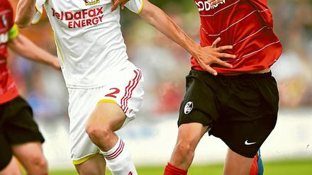 Neu in Leverkusen. U21-Europameister Daniel Schwaab (l.), der vom SC Freiburg kam, kämpft hier beim Kaiserstuhl-Cup in Bahlingen gegen den Freiburger Julian Schuster.