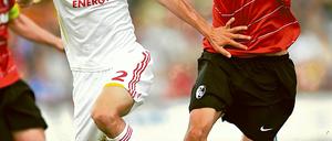 Neu in Leverkusen. U21-Europameister Daniel Schwaab (l.), der vom SC Freiburg kam, kämpft hier beim Kaiserstuhl-Cup in Bahlingen gegen den Freiburger Julian Schuster.