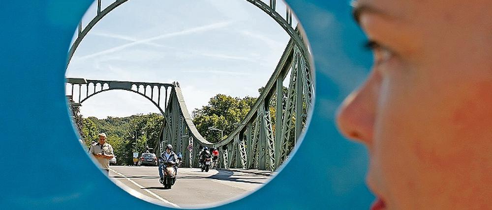 Auf Spurensuche: 15 Tafeln erinnern seit gestern an besondere Orte während der friedlichen Revolution 1989/90. Die Stelen mit Zeitzeugenberichten stehen unter anderem an der Glienicker Brücke, in der Friedrich-Ebert-Straße und am Holländischen Viertel.