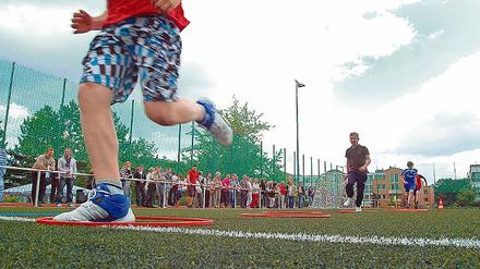 Sport für jeden. Auch wer nicht zahlen kann, darf bleiben. Außer beim Tennisclub, der kündigt finanzschwachen Mitgliedern.
