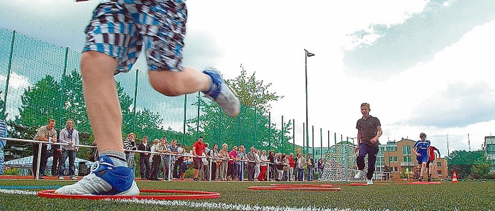 Sport für jeden. Auch wer nicht zahlen kann, darf bleiben. Außer beim Tennisclub, der kündigt finanzschwachen Mitgliedern.