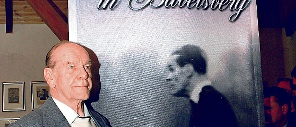 Karl-Heinz Schrippe Schröder vor einem SVB-Jubiläumsbanner, das ihn in jungen Jahren als Oberliga-Torwart in Aktion zeigt.