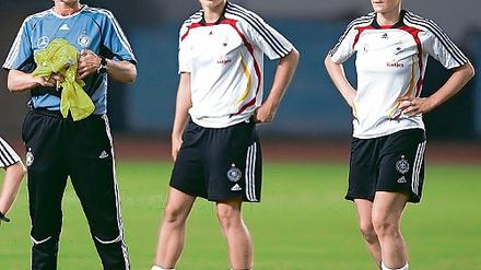 Waches Auge. Bundestrainerin Silvia Neid (l.) hier mit den Potsdamerinnen Babett Peter und Anja Mittag (r.) testet ihren EM-Kader.
