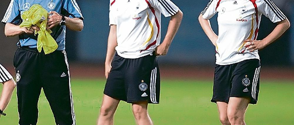 Waches Auge. Bundestrainerin Silvia Neid (l.)  hier mit den Potsdamerinnen Babett Peter und Anja Mittag (r.)  testet ihren EM-Kader.