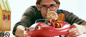 Der Sandmann kuschelt mit seinem Animator Matias Liebrech.