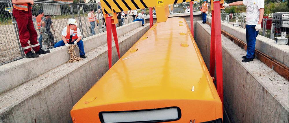 Versenkt. Mit einem Kran wurden die Waggons hochgewuchtet, vorsichtig in die Öffnung hinabgelassen.