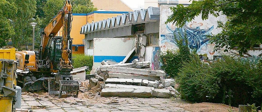 Baubeginn mit einem Abriss an der Luxemburg-Grundschule.