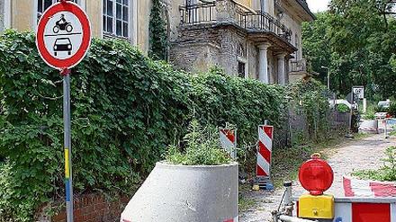 Gesperrte Bertinistraße: Anwohner hinter der Villa-Gutmann (l.) protestieren.